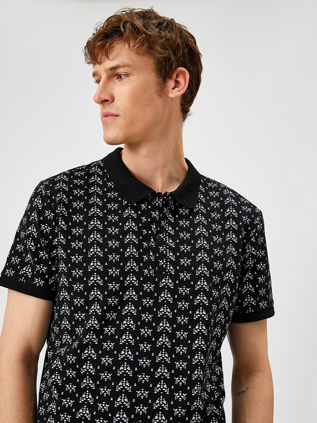 

Koton Men Black White Printed Monochrome Pure Cotton Slim Fit Pure Cotton T-shirt