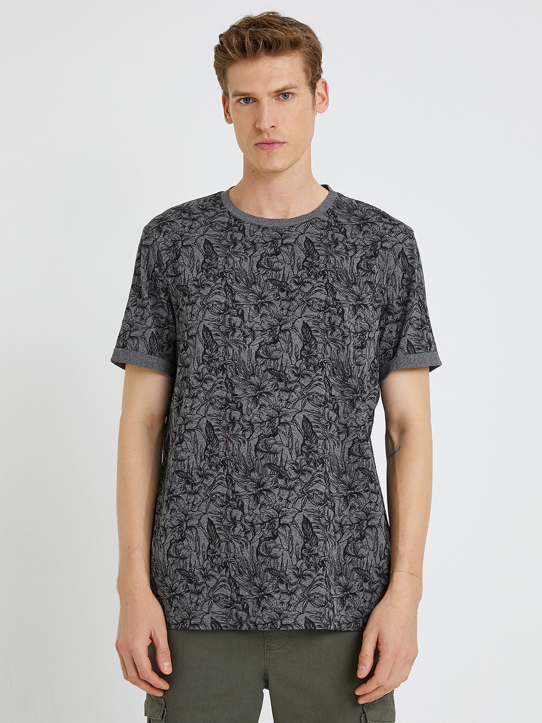 

Koton Men Charcoal Grey & Black Floral Print T-shirt