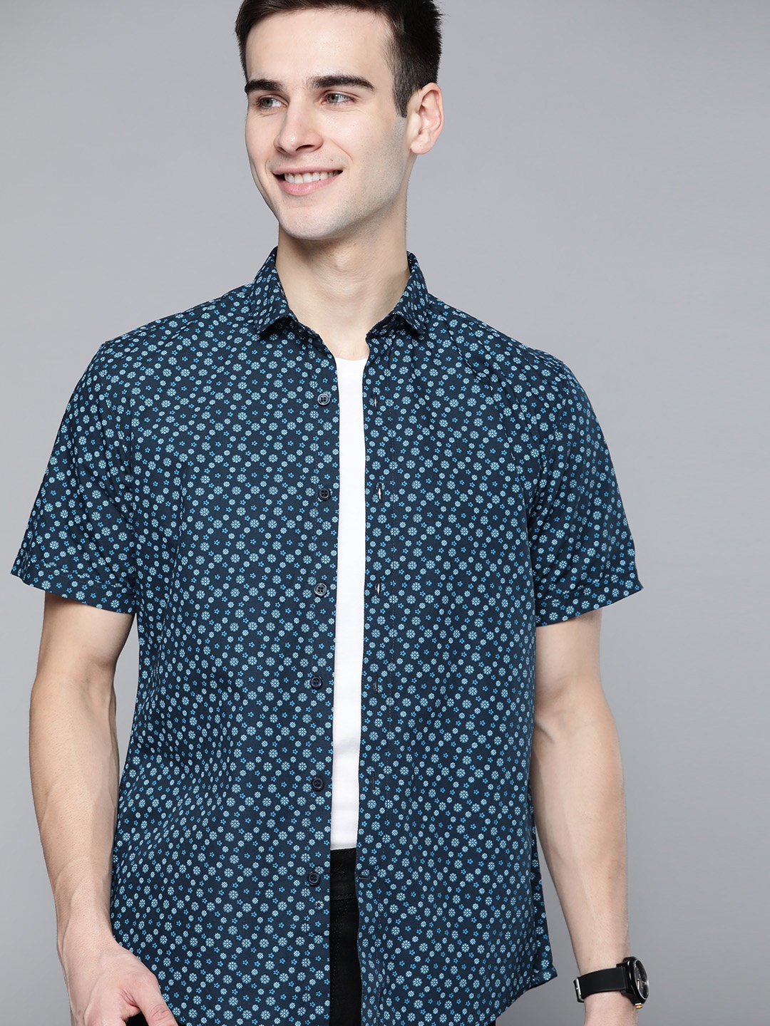 

Mast & Harbour Men Navy Blue Floral Printed Pure Cotton Casual Shirt