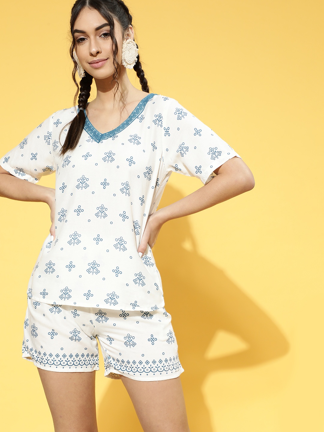

Clovia Women White & Blue Printed Night suit