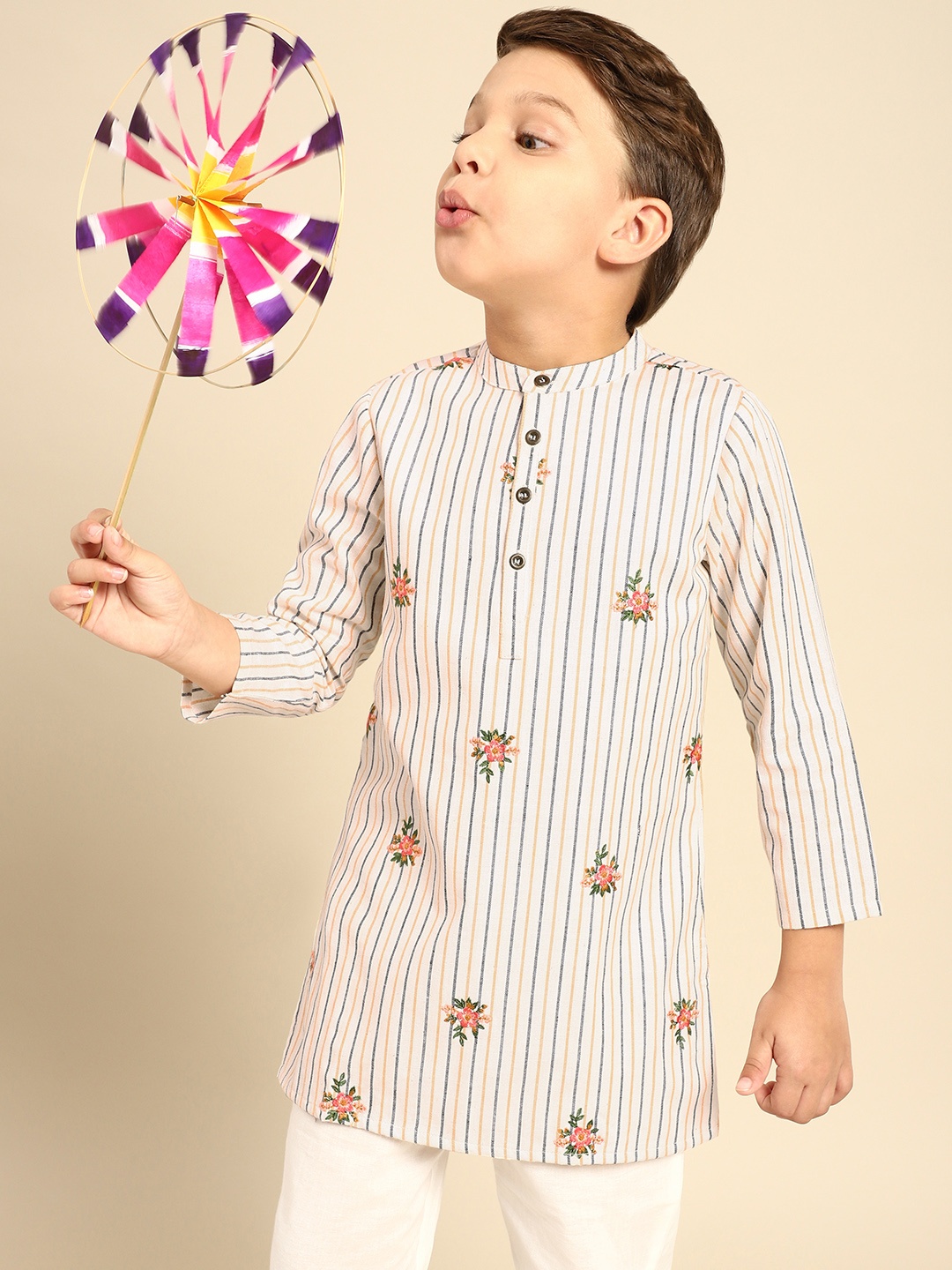 

House of Pataudi Boys Off White Striped Floral Embroidered Pure Cotton Kurta