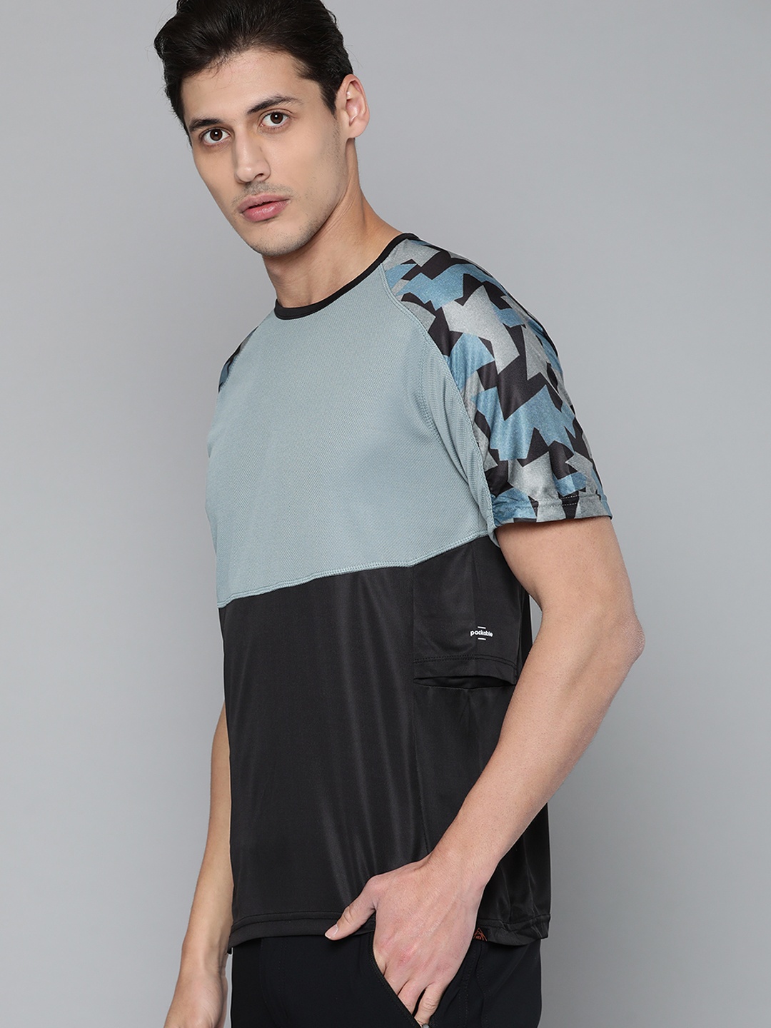 

HRX By Hrithik Roshan Outdoor Men Jet Black & Grey Packable Camouflage T-shirt