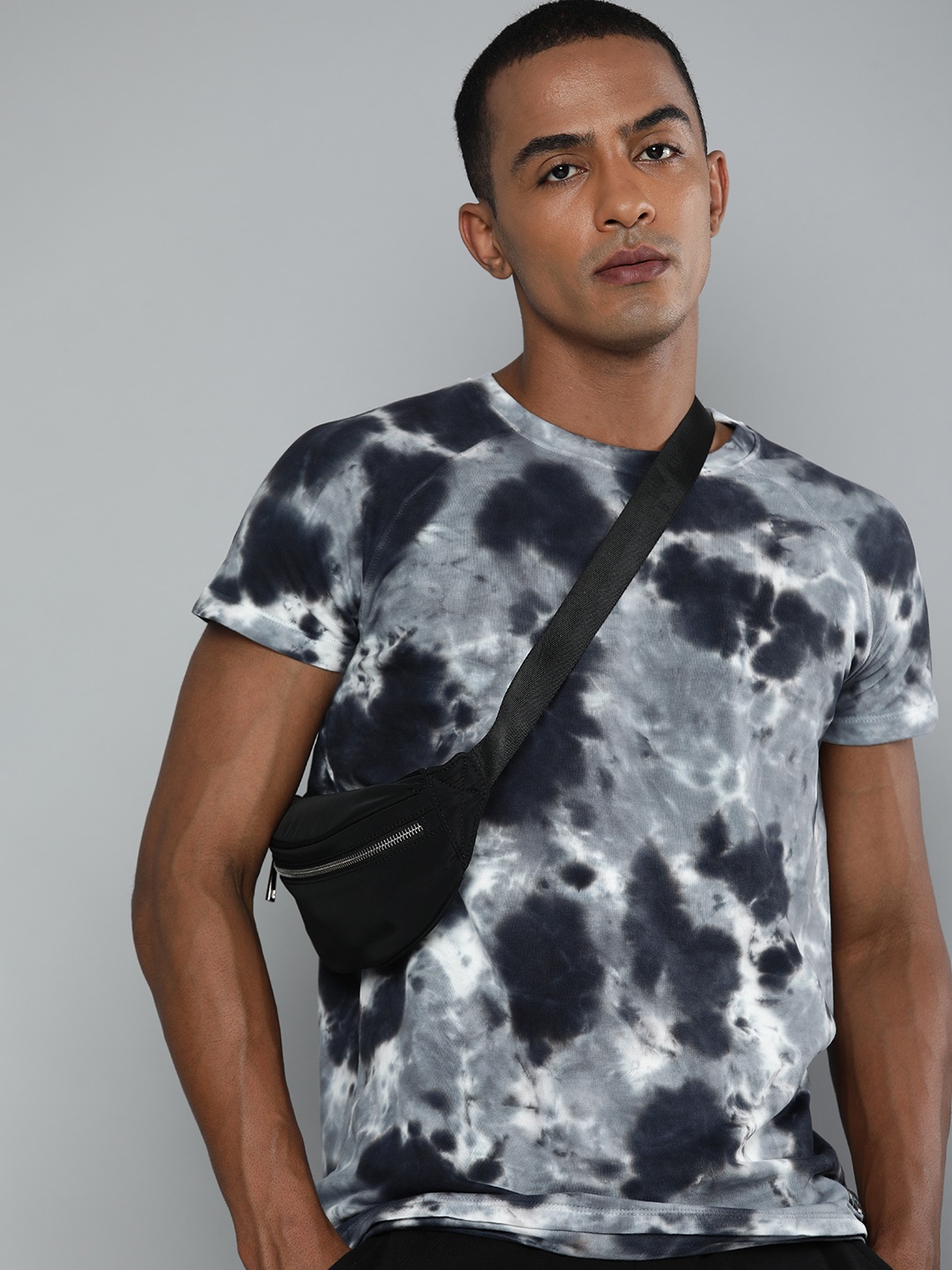 

HRX by Hrithik Roshan Men Grey & Black Tie and Dye Dyed T-shirt