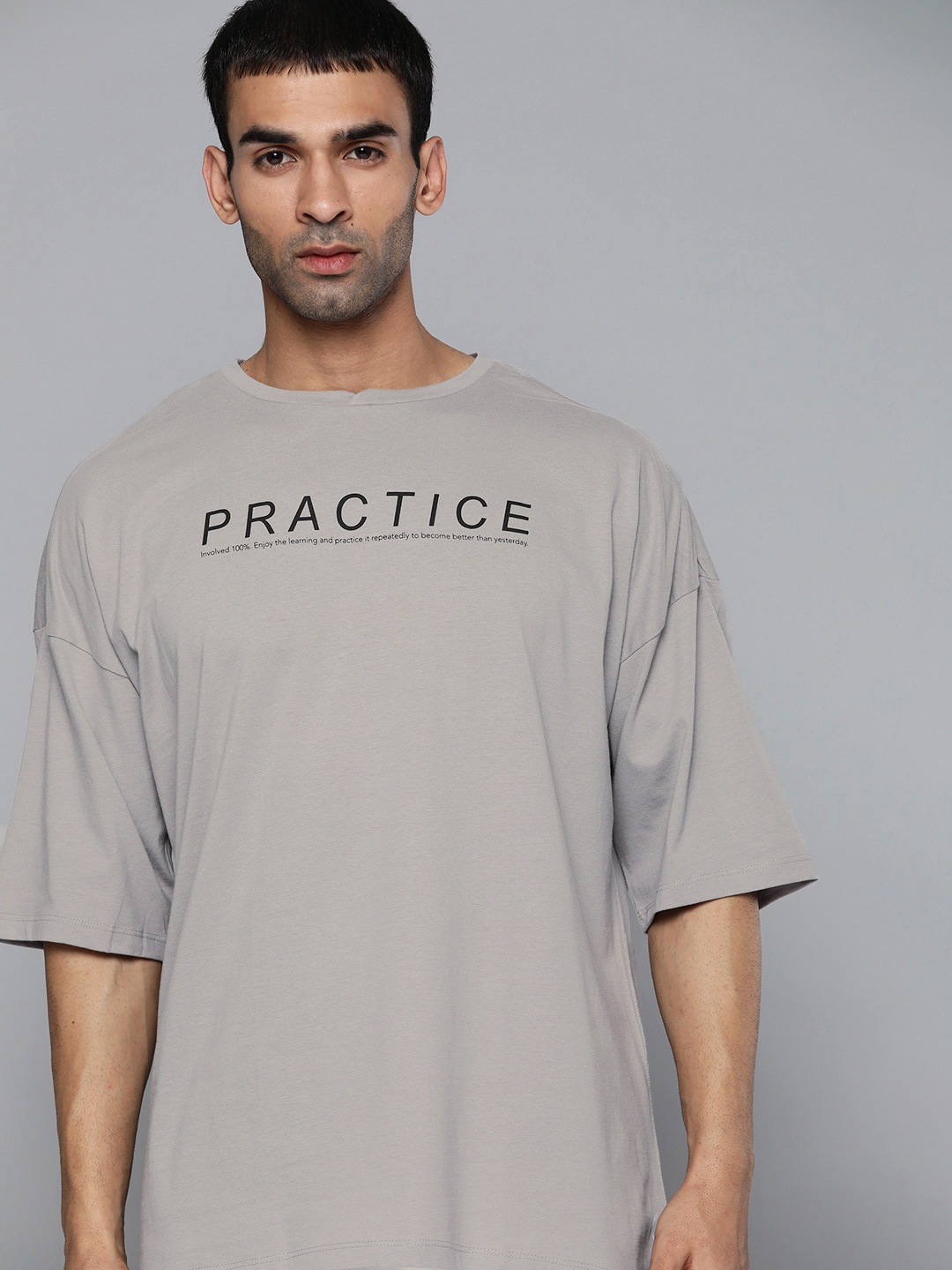 

HRX By Hrithik Roshan Yoga Men Wet Weather Rapid-Dry Typography Sustainable T-shirt, Grey