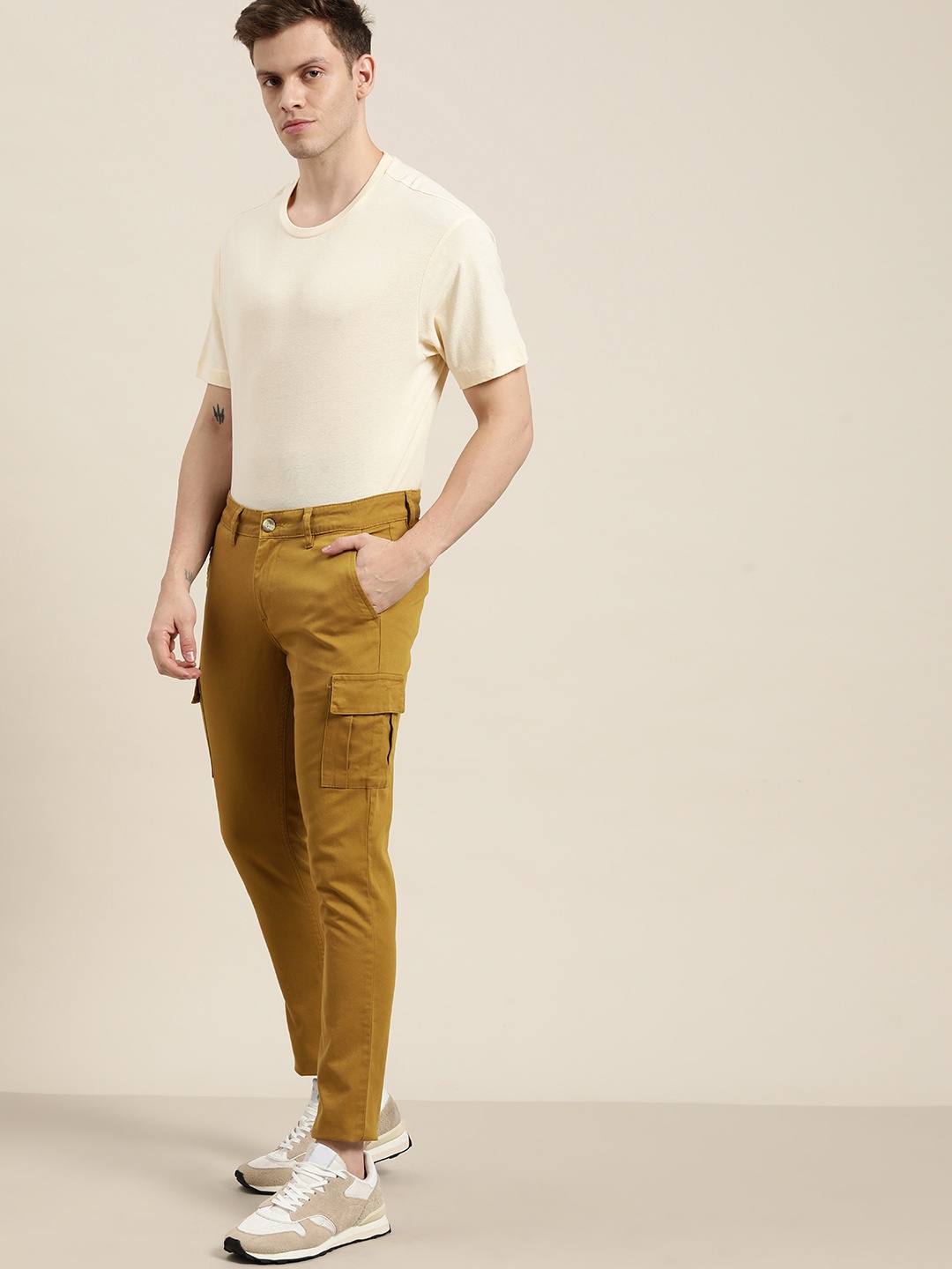 

INVICTUS Men Khaki Slim Fit Cargos Trousers