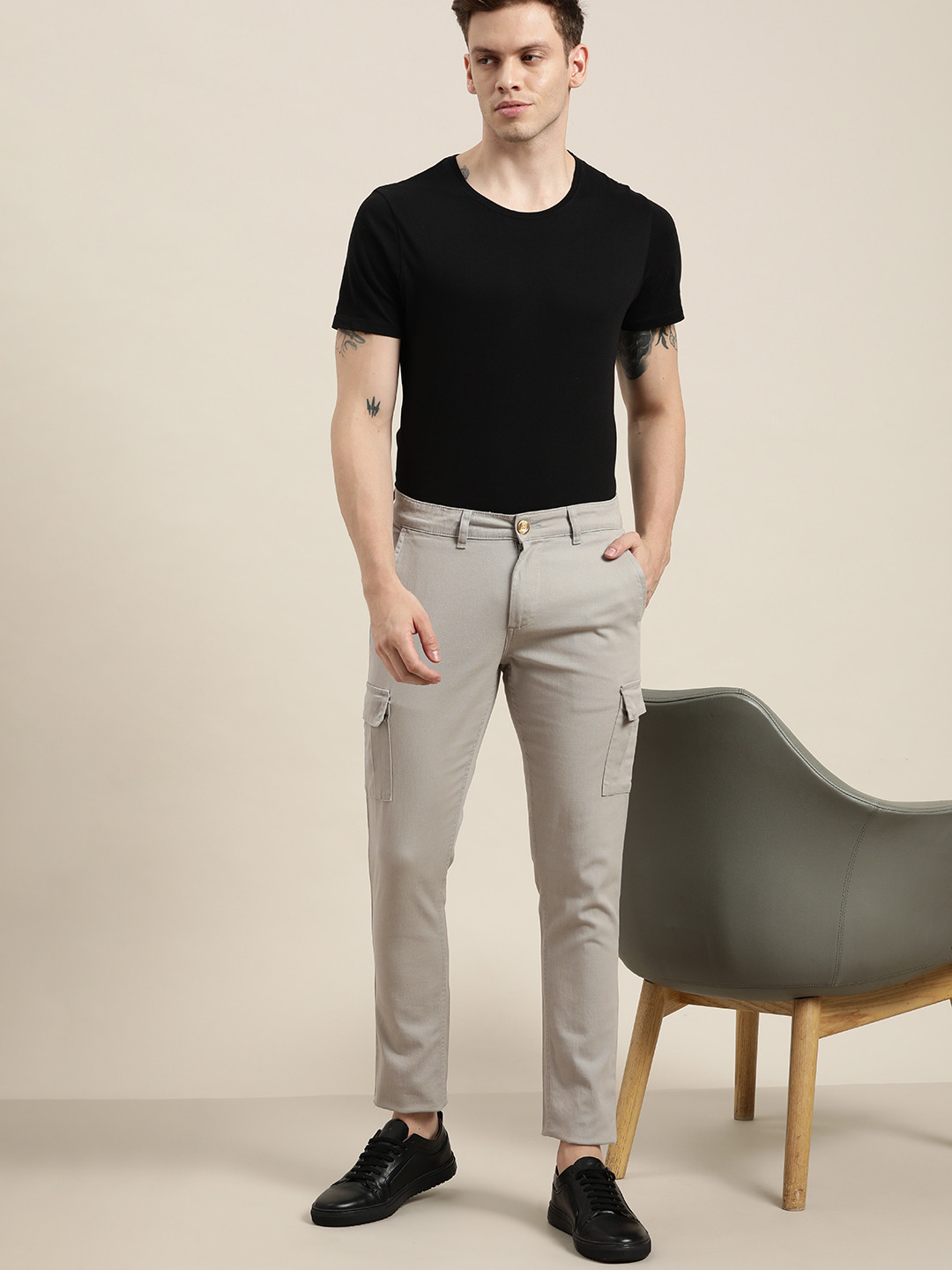 

INVICTUS Men Grey Solid Regular Trousers