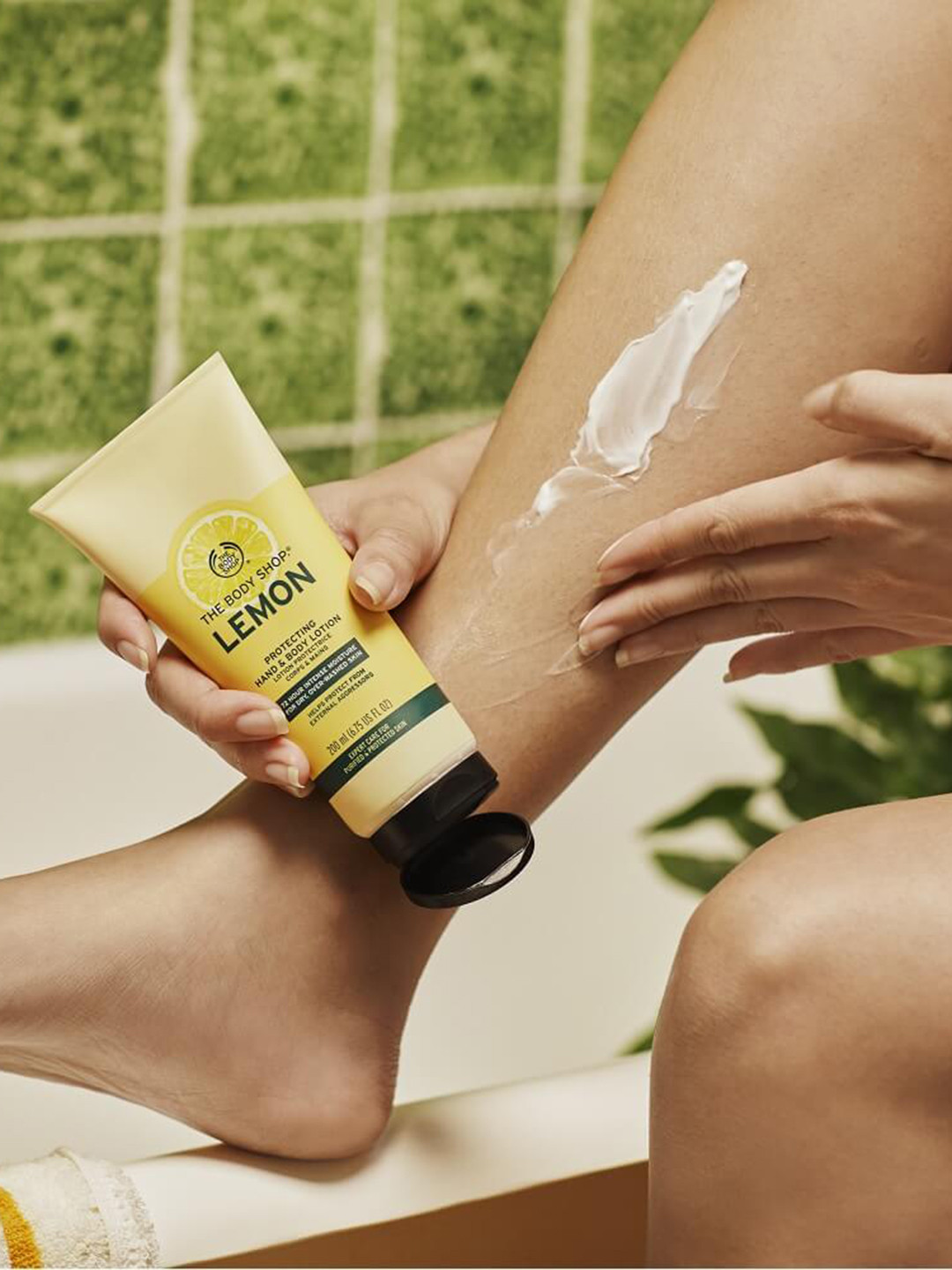 

THE BODY SHOP Lemon Protecting Hand & Body Lotion 200 ml, Yellow