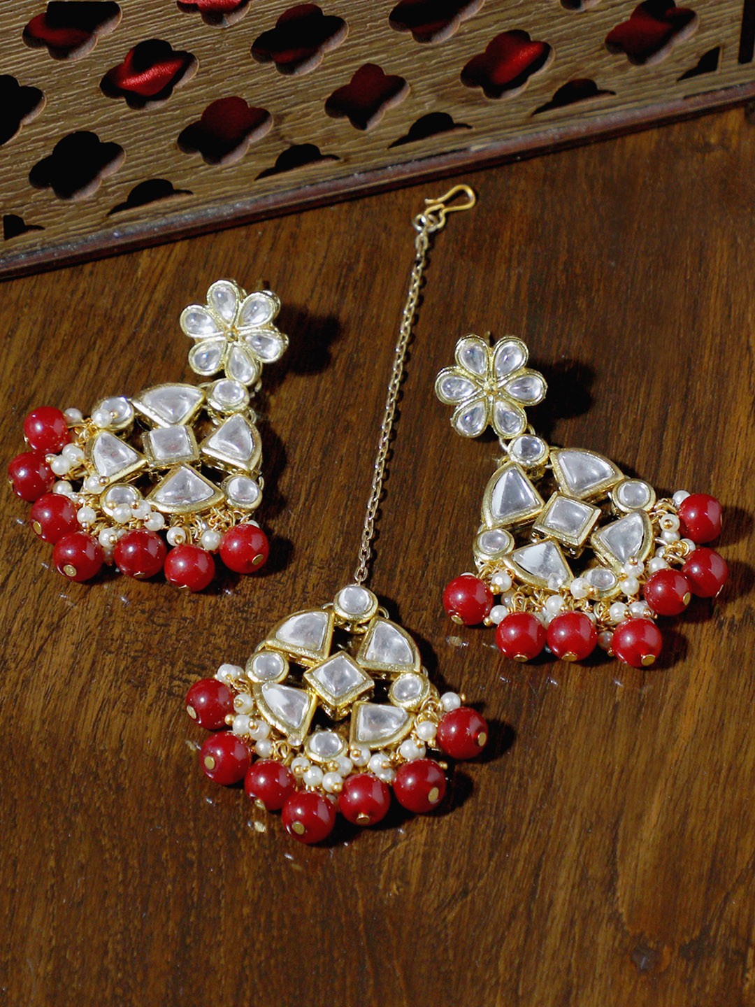 

KARATCART Gold-Plated White & Red Kundan-Studded Jewellery Set