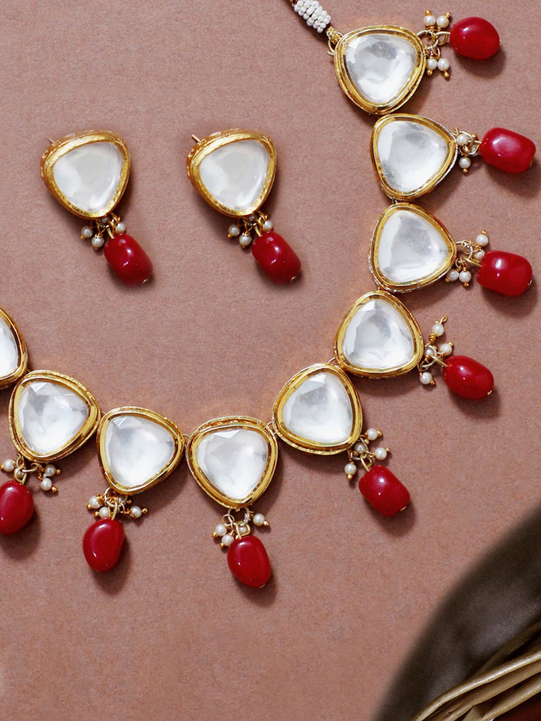 

KARATCART Gold-Plated & White Beaded Polki Kundan-Studded Handcrafted Jewellery Set