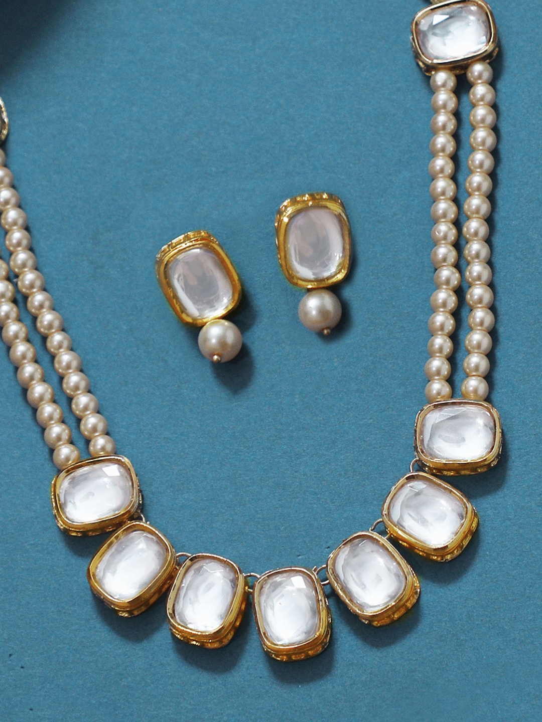 

KARATCART Gold-Plated & White Pearl Beaded Polki Kundan-Studded Handcrafted Jewellery Set