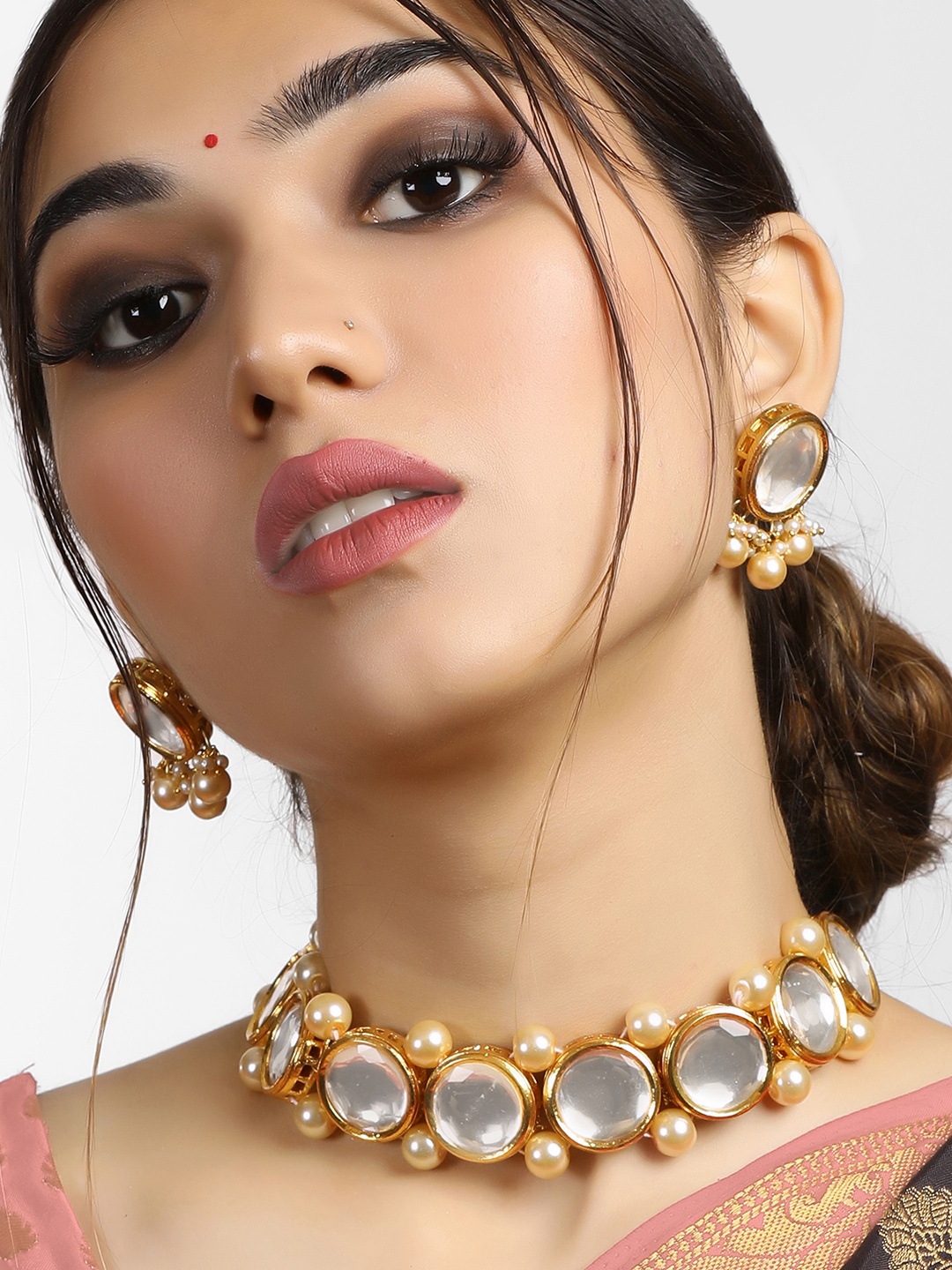 

KARATCART Gold-Plated & White Pearl Beaded Polki Kundan-Studded Handcrafted Choker Jewellery Set