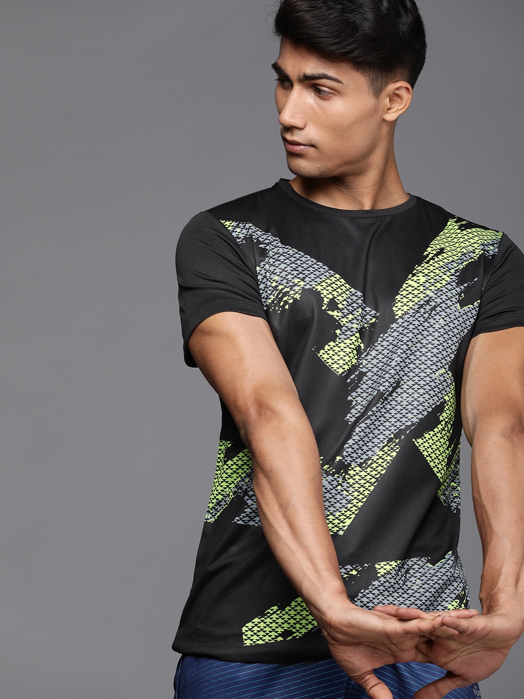 

WROGN ACTIVE Men Black & Lime Green Printed Slim Fit T-shirt