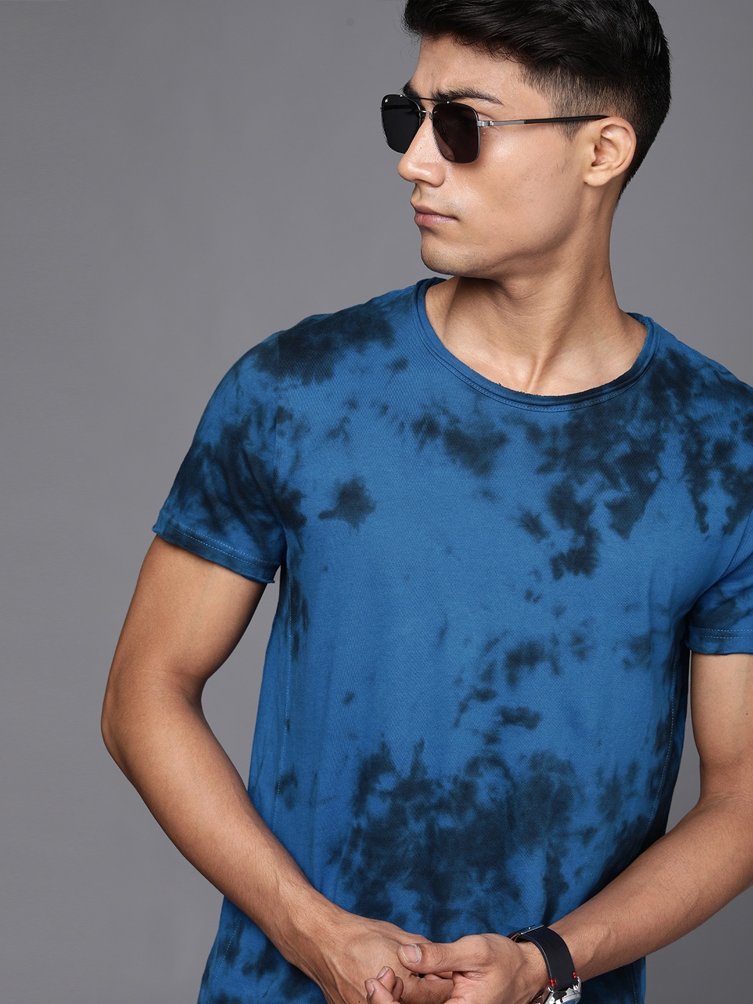 

WROGN Men Blue Black Tie and Dye Dyed Raw Edge Slim Fit Pure Cotton T-shirt