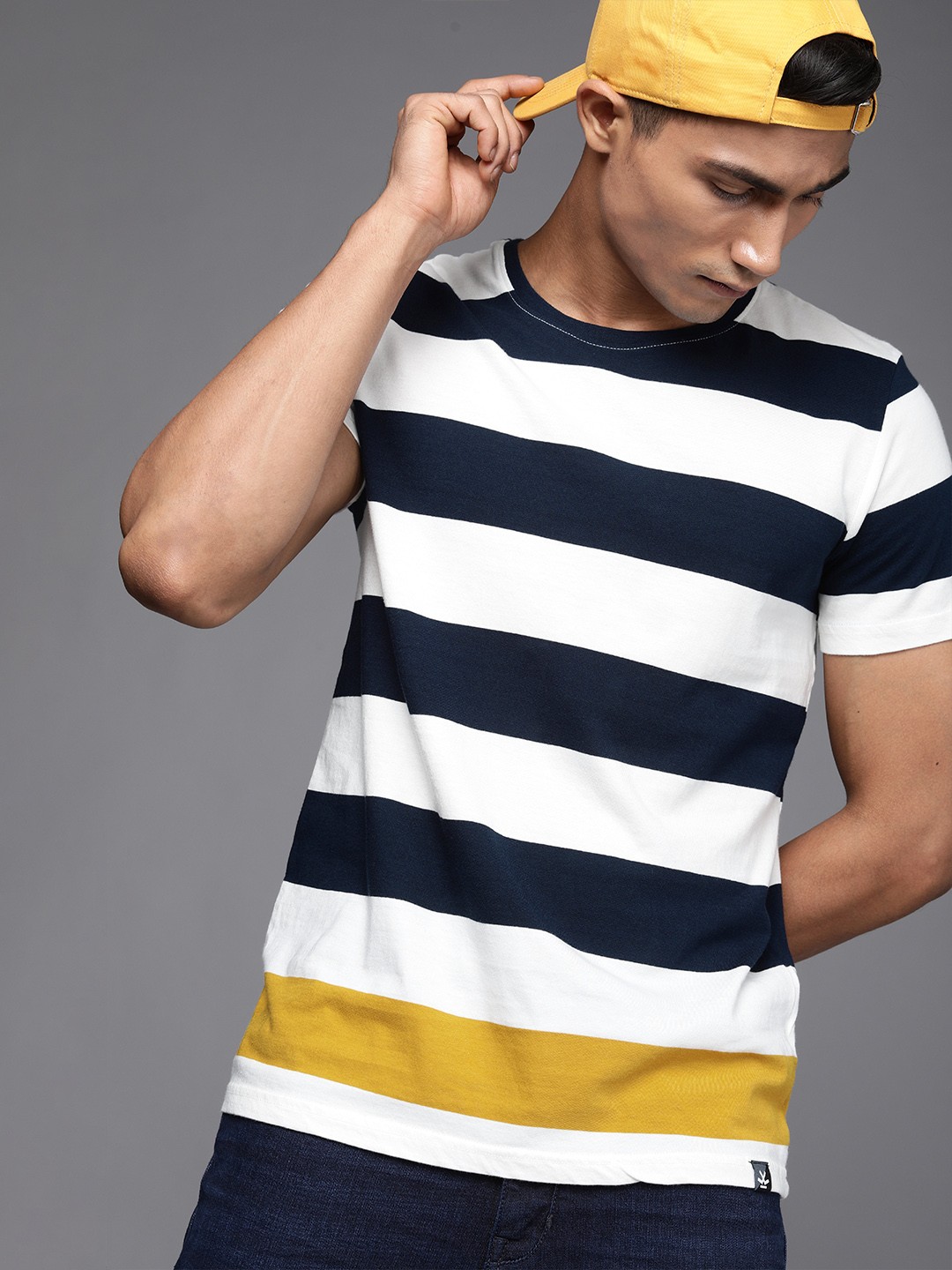 

WROGN Men White Navy Blue Striped Slim Fit Pure Cotton T-shirt