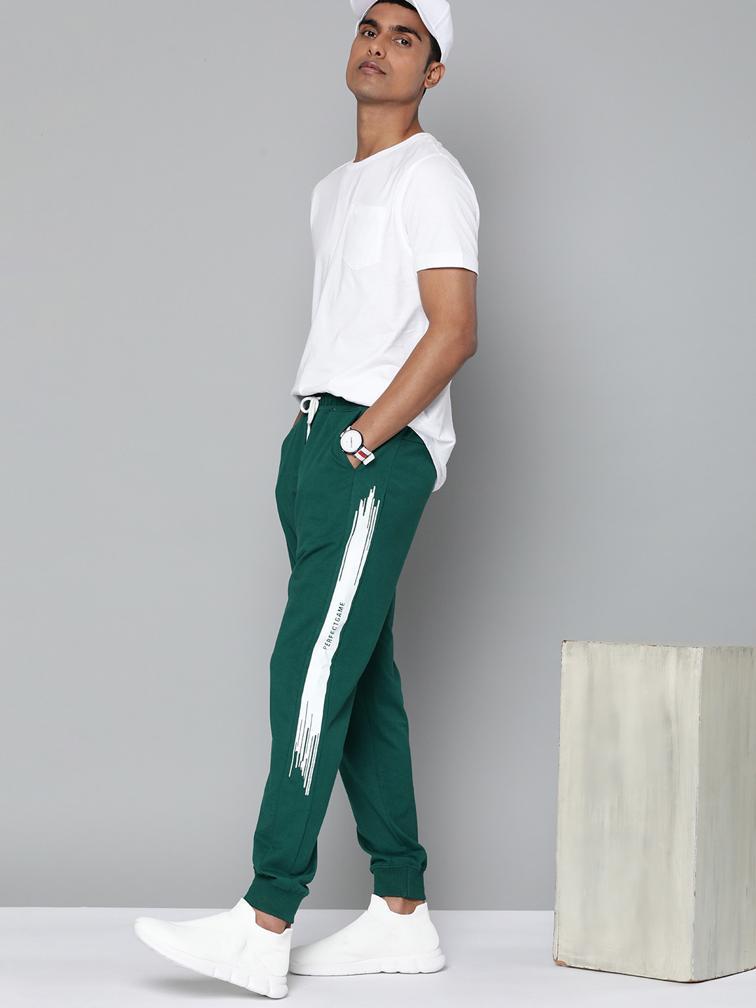 

Harvard Men Green Solid Joggers