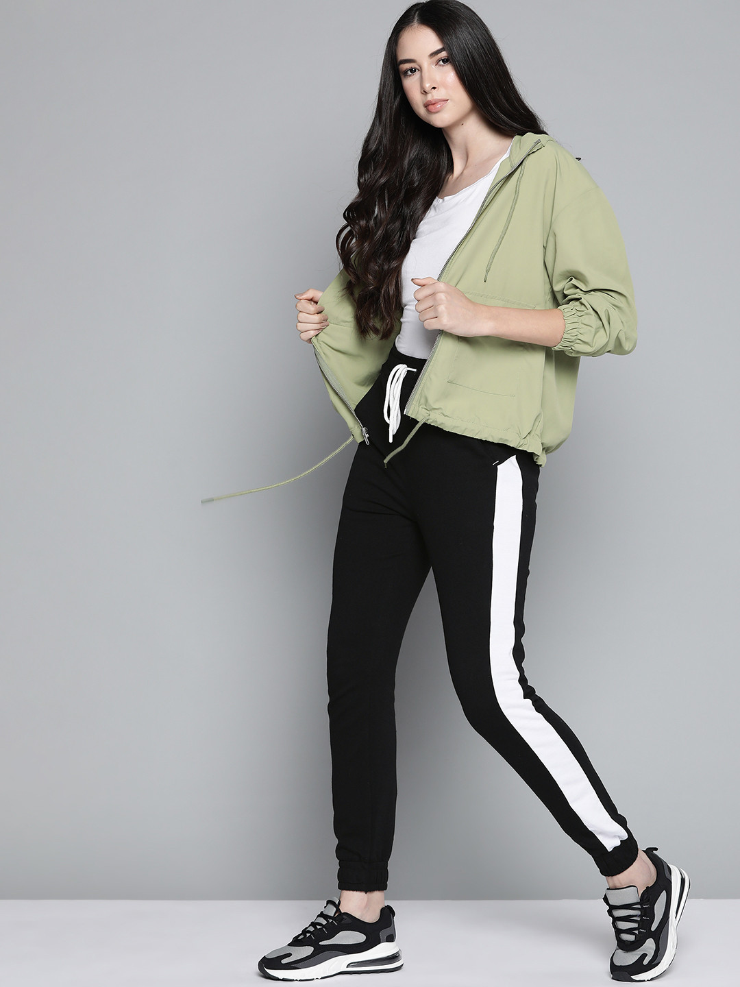 

Harvard Women Black Solid Joggers With Side Striped Detail
