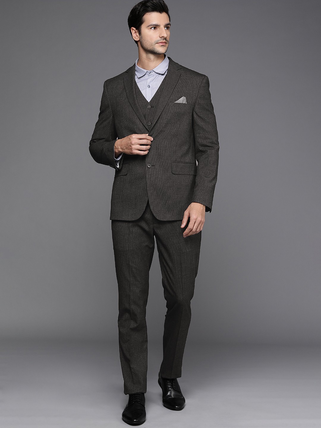

Theme Men Black Solid 3 Piece Suits