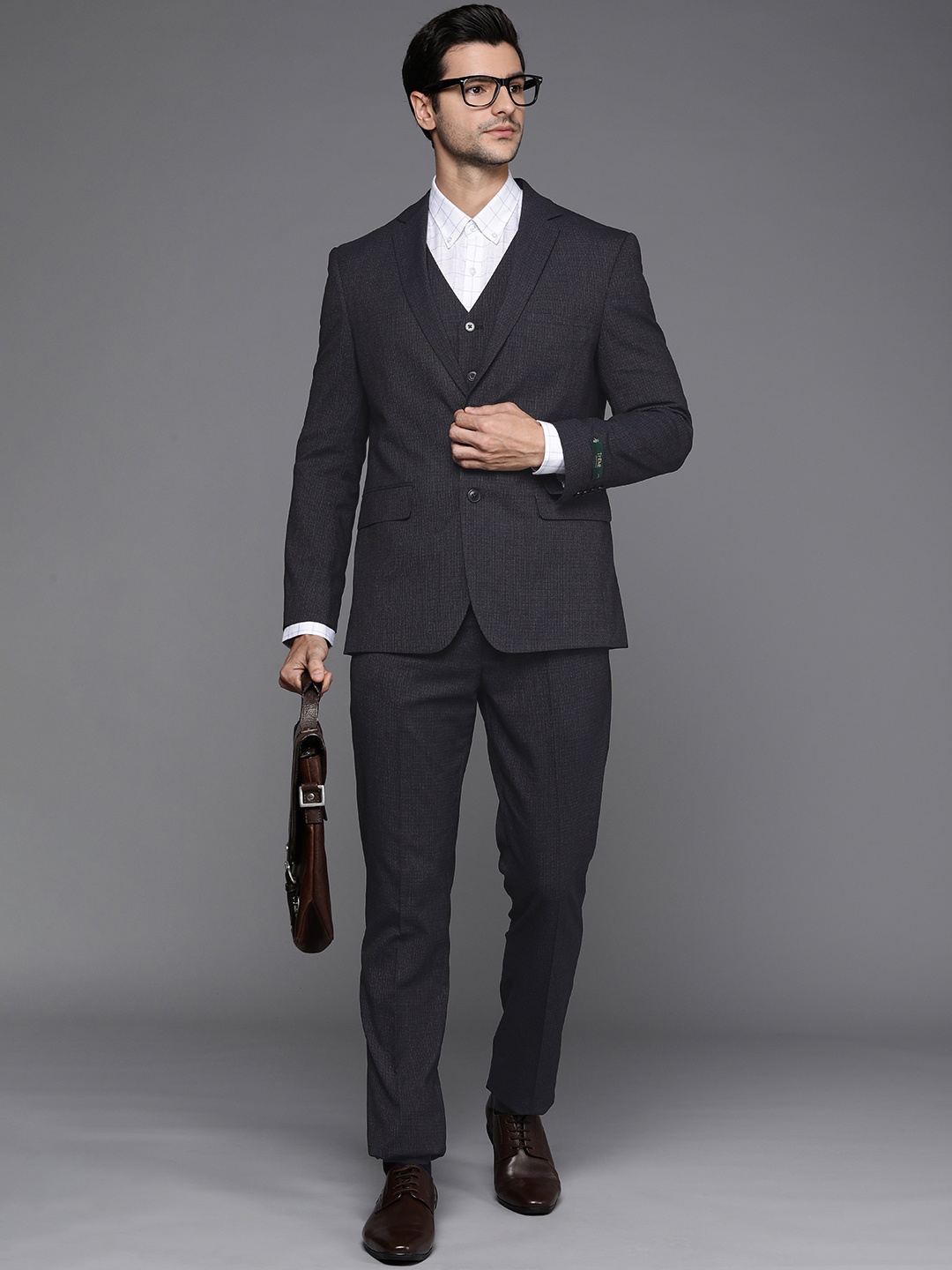 

Theme Men Blue Solid 3 Piece Suits