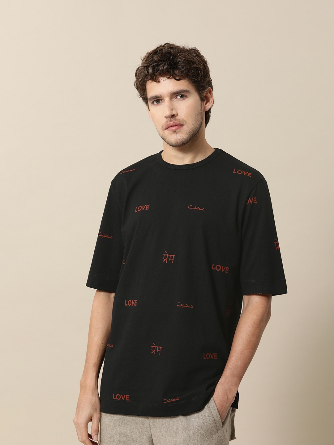 

Mr Bowerbird Men Black & Maroon Printed Extended Sleeves Pure Cotton T-shirt