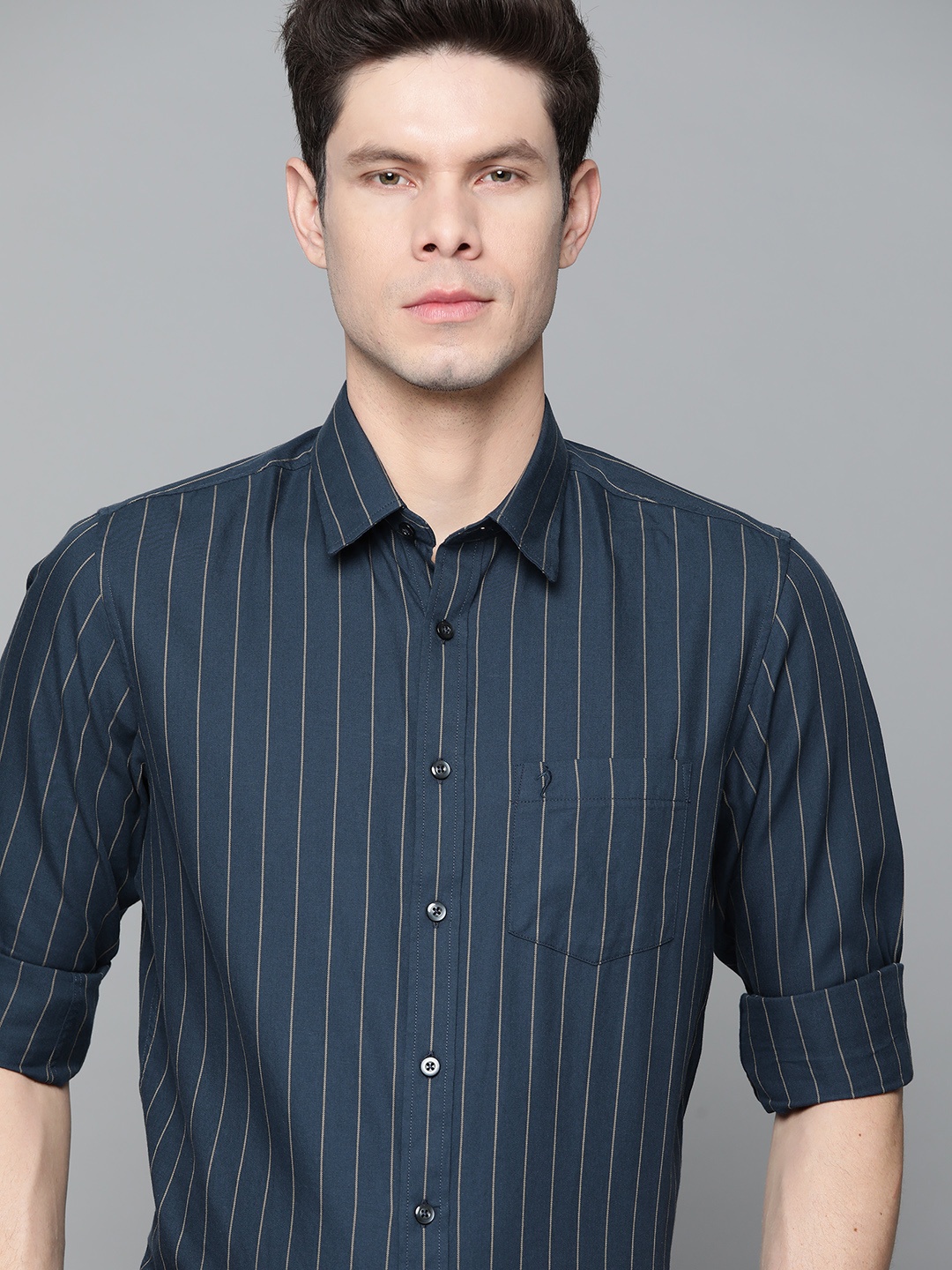 

Indian Terrain Men Navy Blue Pure Cotton Slim Fit Striped Casual Shirt