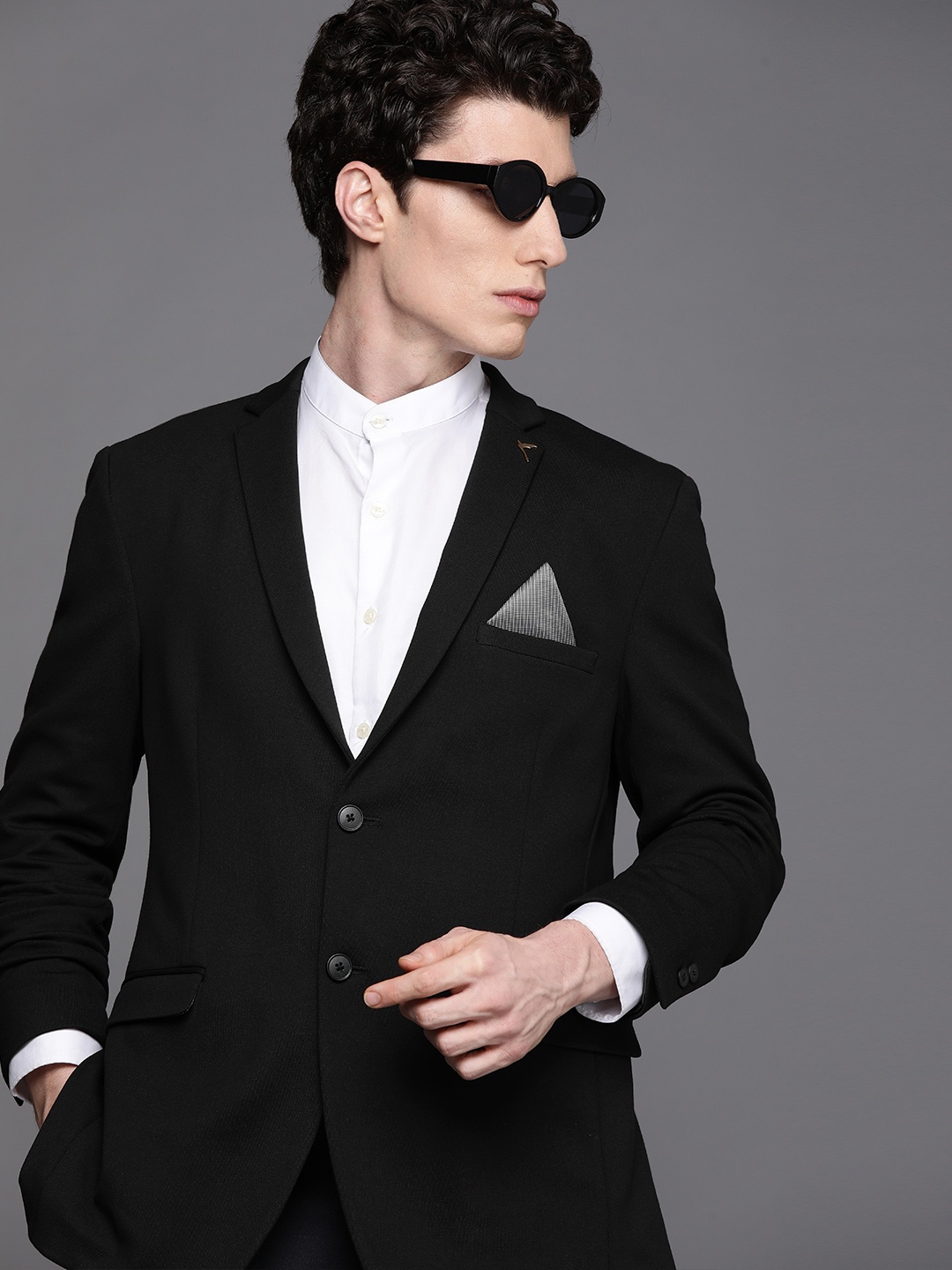 

Theme Men Spider Black Solid Blazers