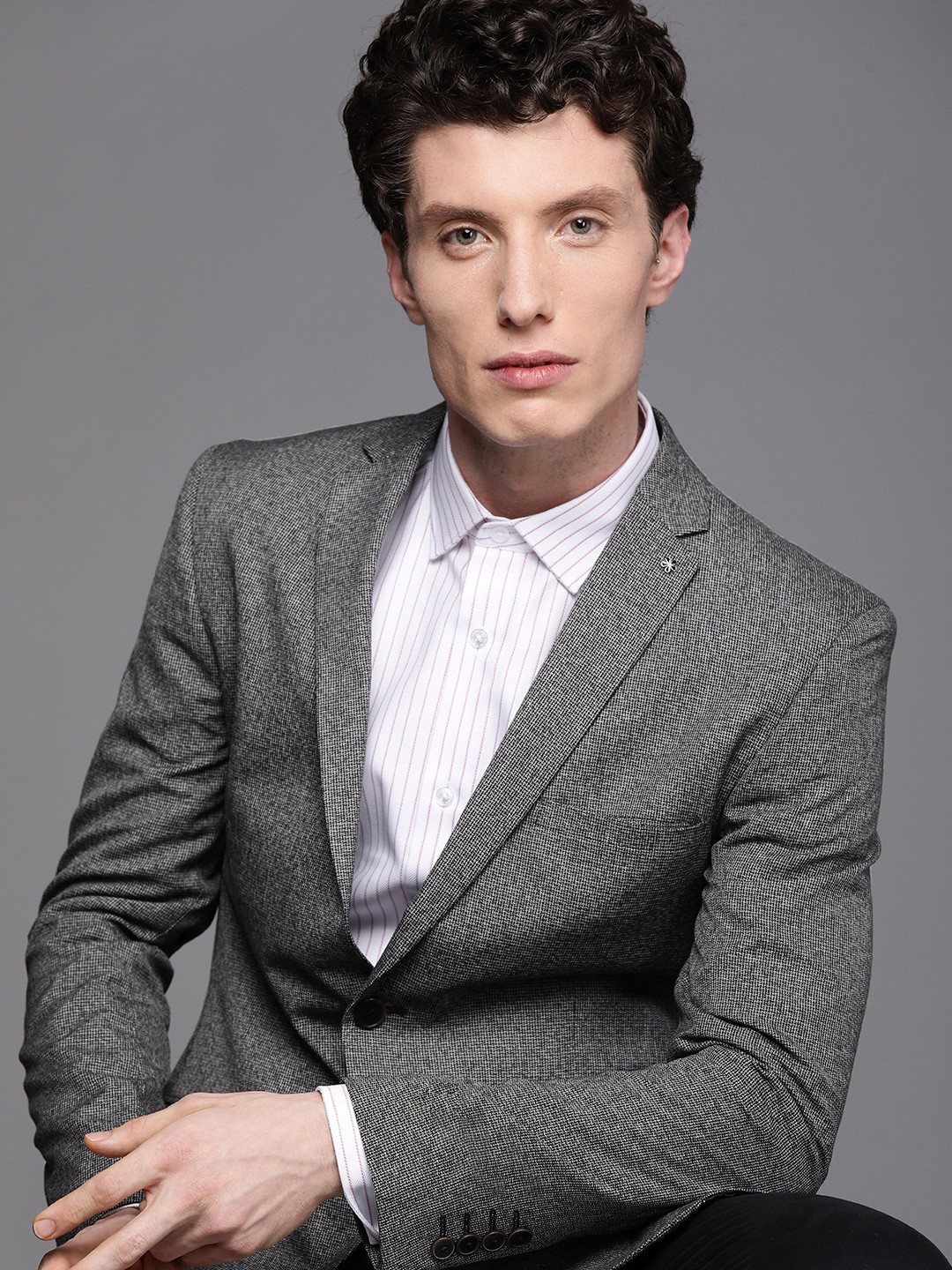 

Theme Men Charcoal Grey Solid Single-Breasted Blazer