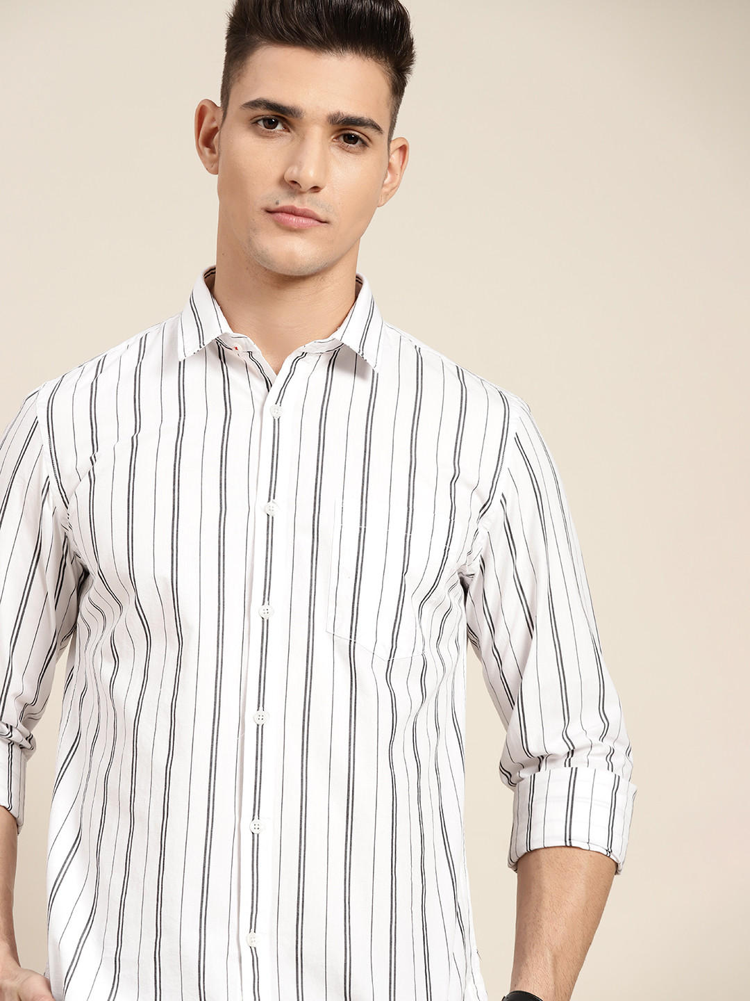 

INVICTUS Men White & Black Pure Cotton Slim Fit Striped Casual Shirt