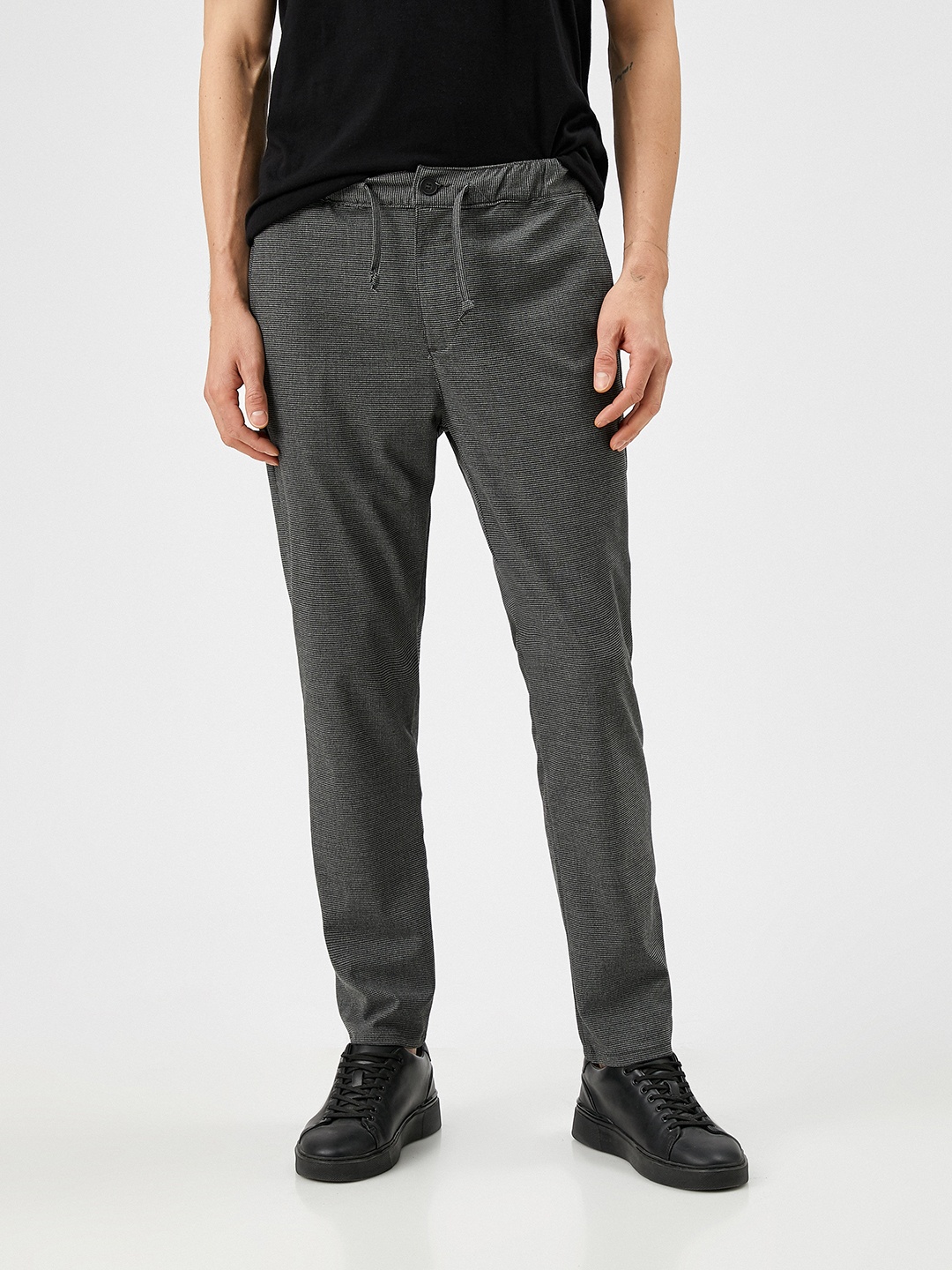 

Koton Men Charcoal Grey & Black Houndstooth Pattern Trousers