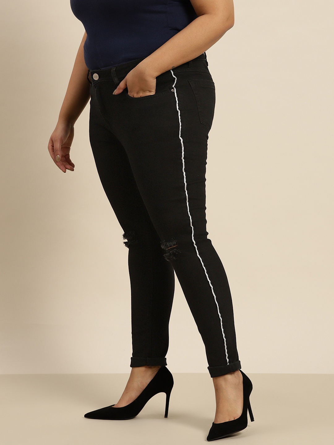 

Sztori Women Plus Size Black Skinny Fit Slash Knee Mid-Rise Stretchable Jeans