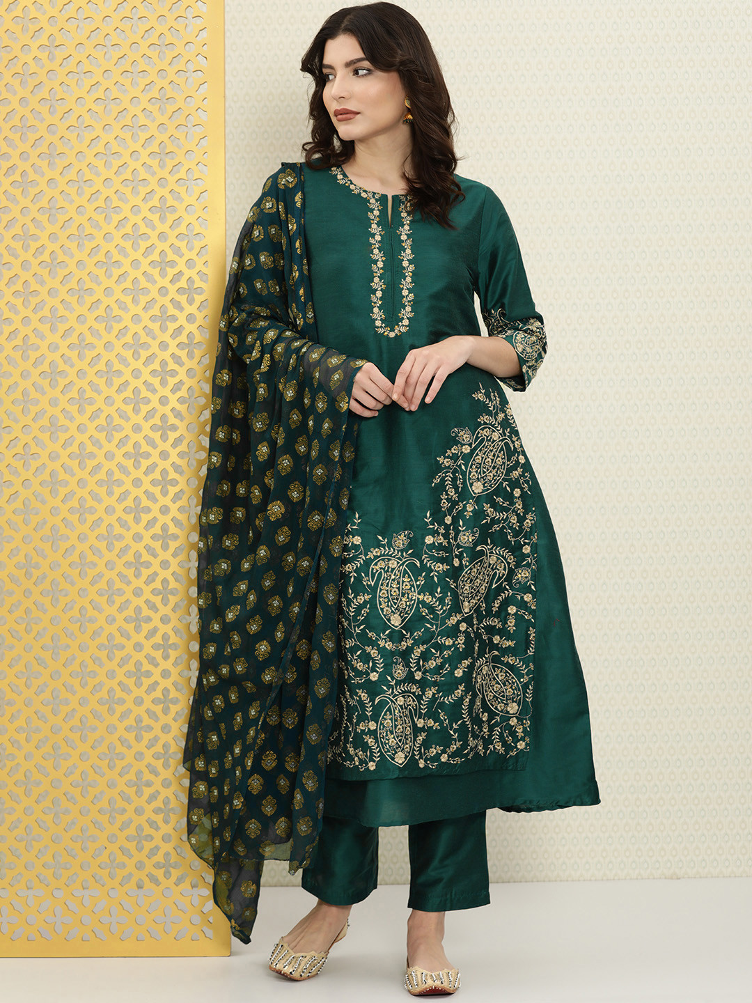 

House of Pataudi Women Green Embroidered Jashn Kurta with Pyjamas & Dupatta