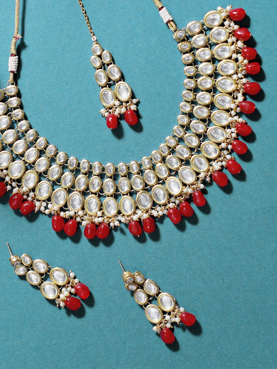 

KARATCART Gold-Plated White & Red Kundan-Studded & Beaded Handcrafted Jewellery Set