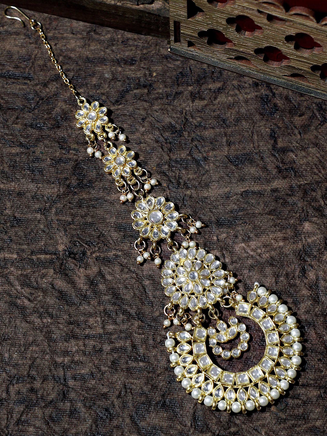

KARATCART Gold-Plated & White Kundan-Studded Handcrafted Pearl Beaded Maang Tikka