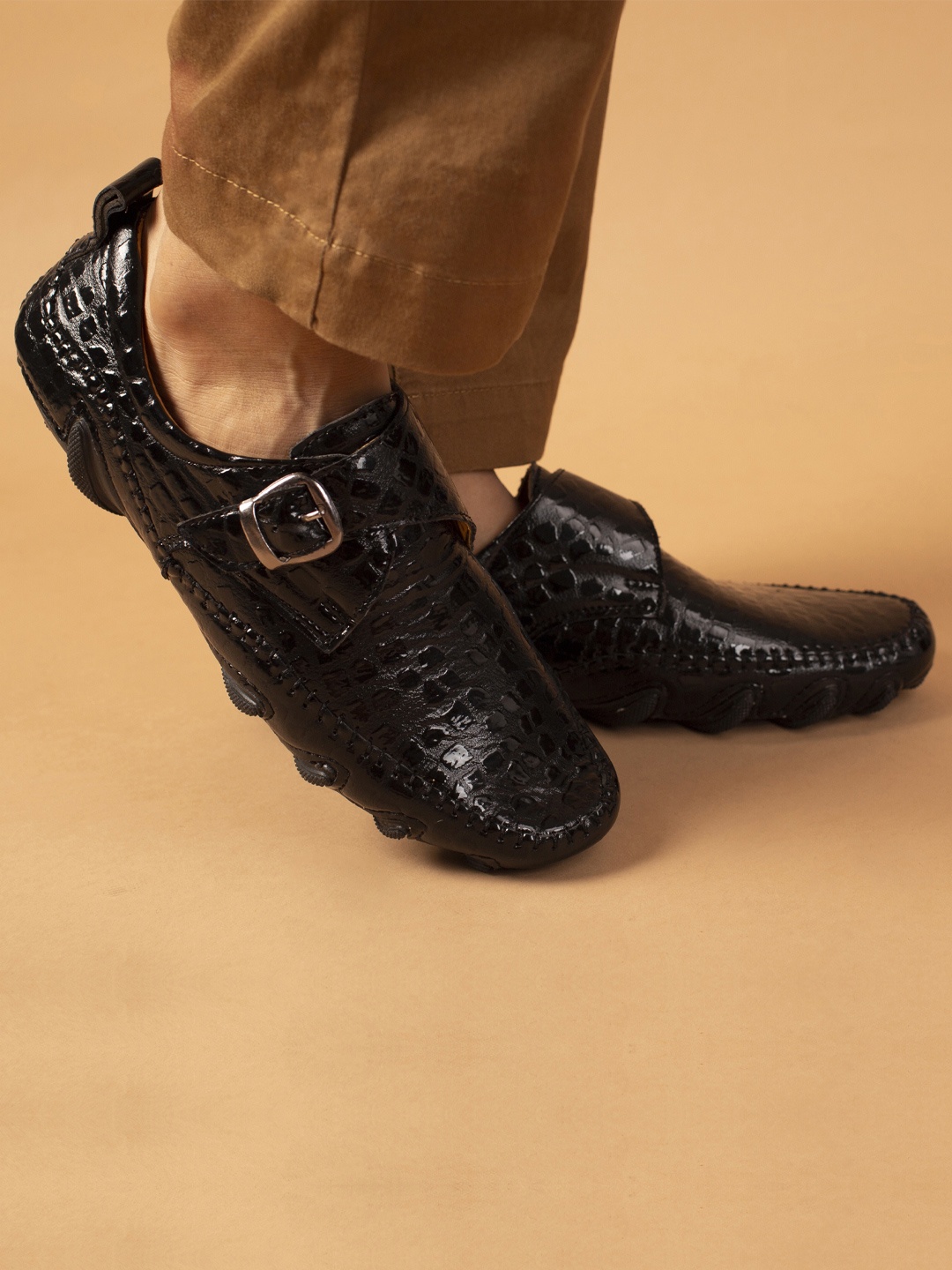 

Big Fox Men Black Textured Monks
