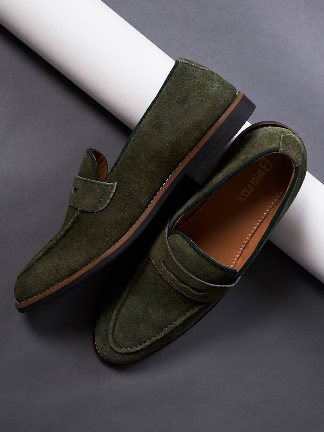 

Big Fox Men Solid Green Suede Loafers
