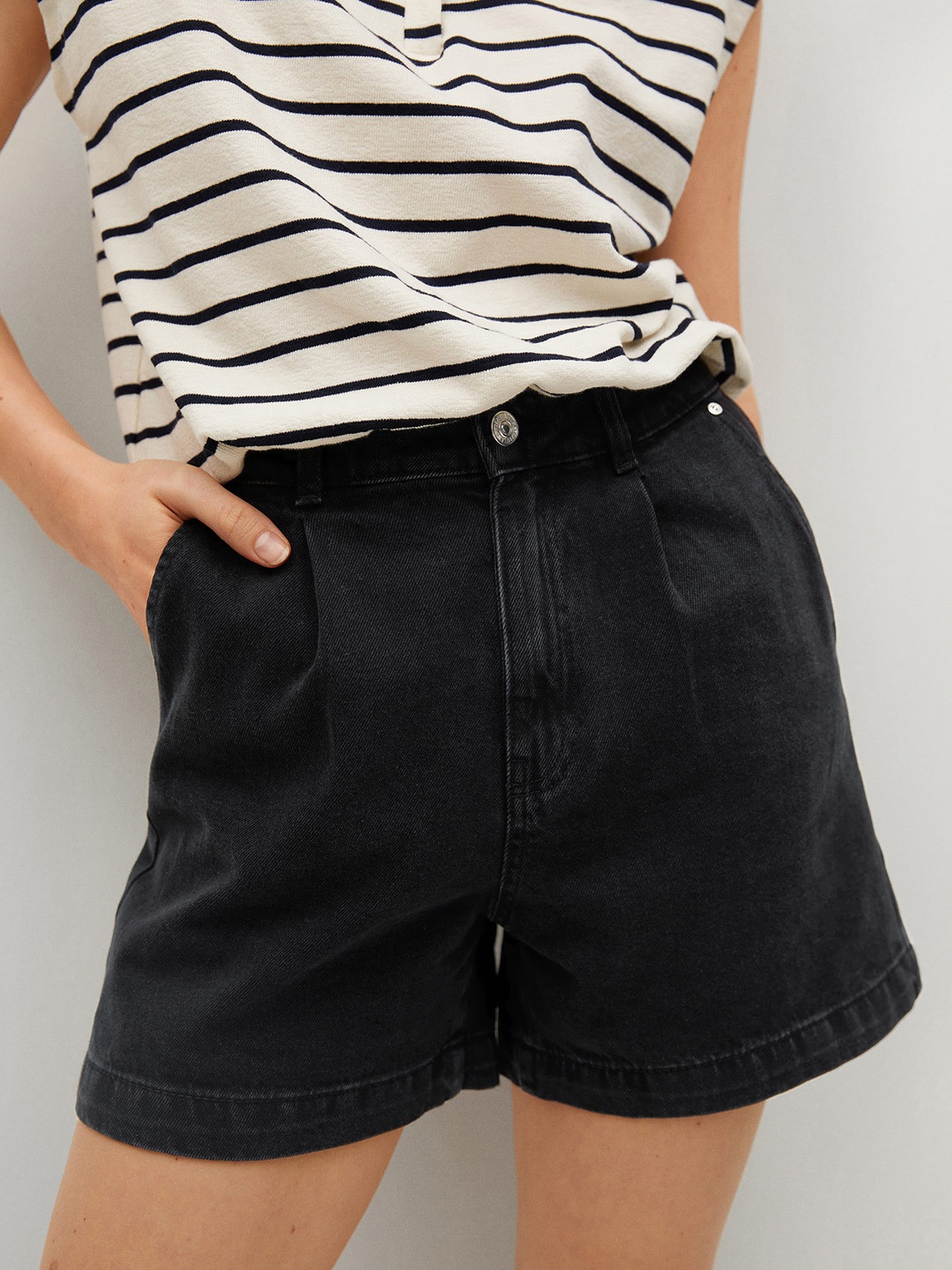 

MANGO Women Black Pure Cotton High-Waist Pleated Slouchy Denim Shorts