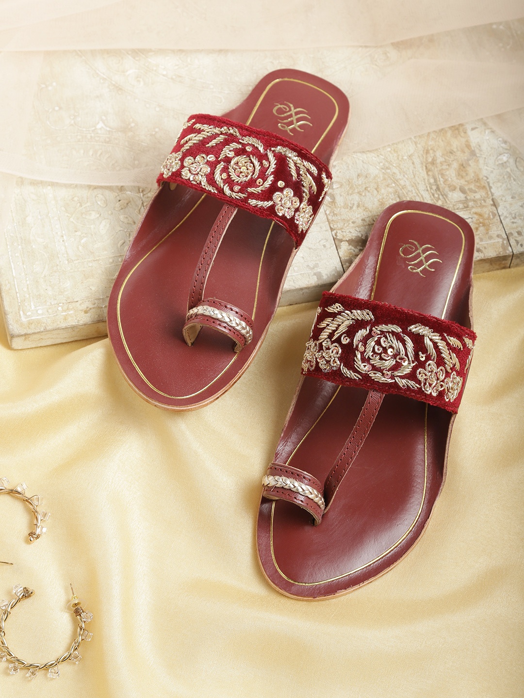 

House of Pataudi Women Maroon & Gold-Toned Ethnic Embellished One Toe Flats & Pouch