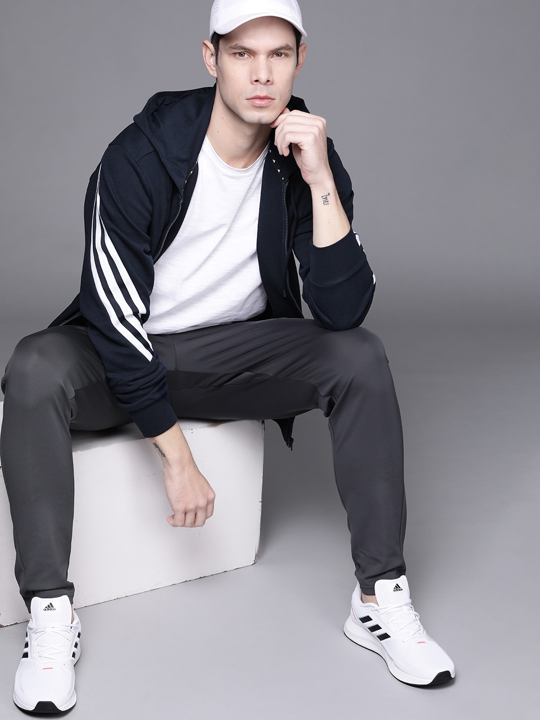 

ADIDAS Men Navy Blue Solid FI 3S FZ Hooded Sweatshirt