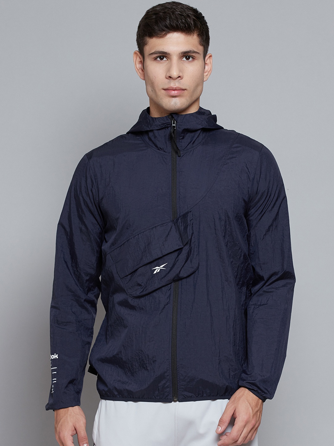 

Reebok Men Navy Training Road Trip Woven Packable Hooded Jacket, Navy blue