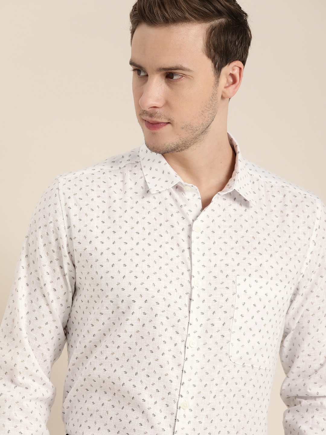 

INVICTUS Men White & Olive Green Slim Fit Printed Easy Care Semiformal Shirt