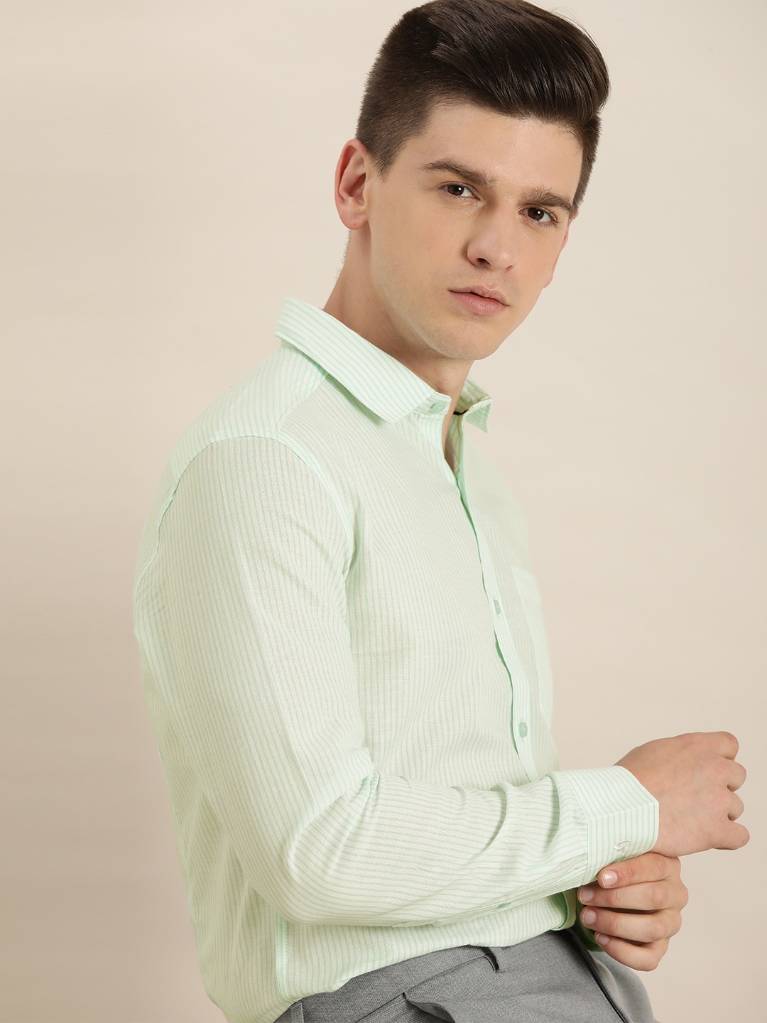 

INVICTUS Men Green & Cream Striped Slim Fit Shirt