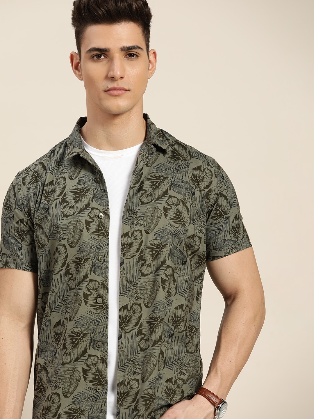 

INVICTUS Men Olive Green Pure Cotton Tropical Print Casual Shirt