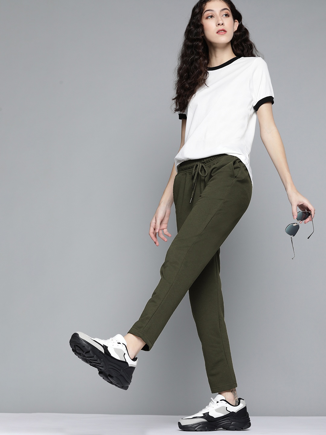 

Harvard Women Olive Green Solid Knitted Cropped Track Pants