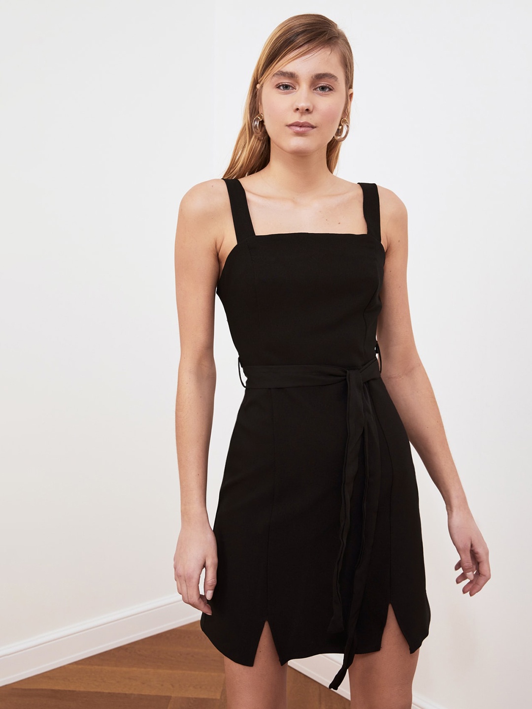 

Trendyol Black Solid Sheath Dress with Belt