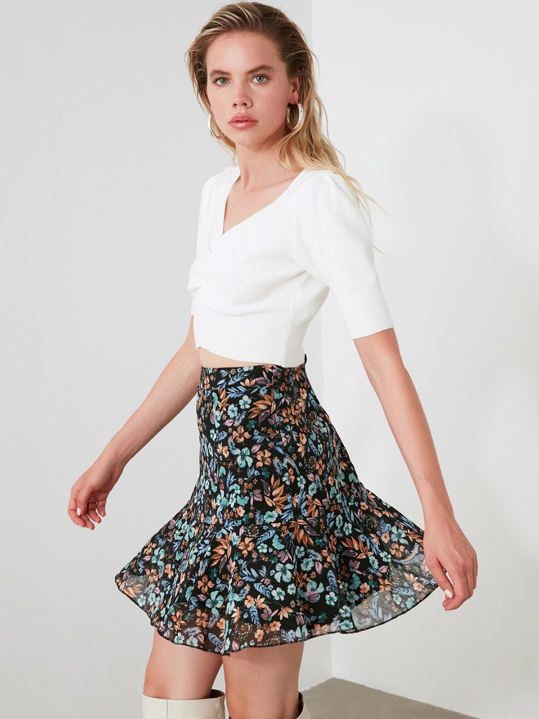 

Trendyol Women Black and Blue Floral Print A-Line Skirt