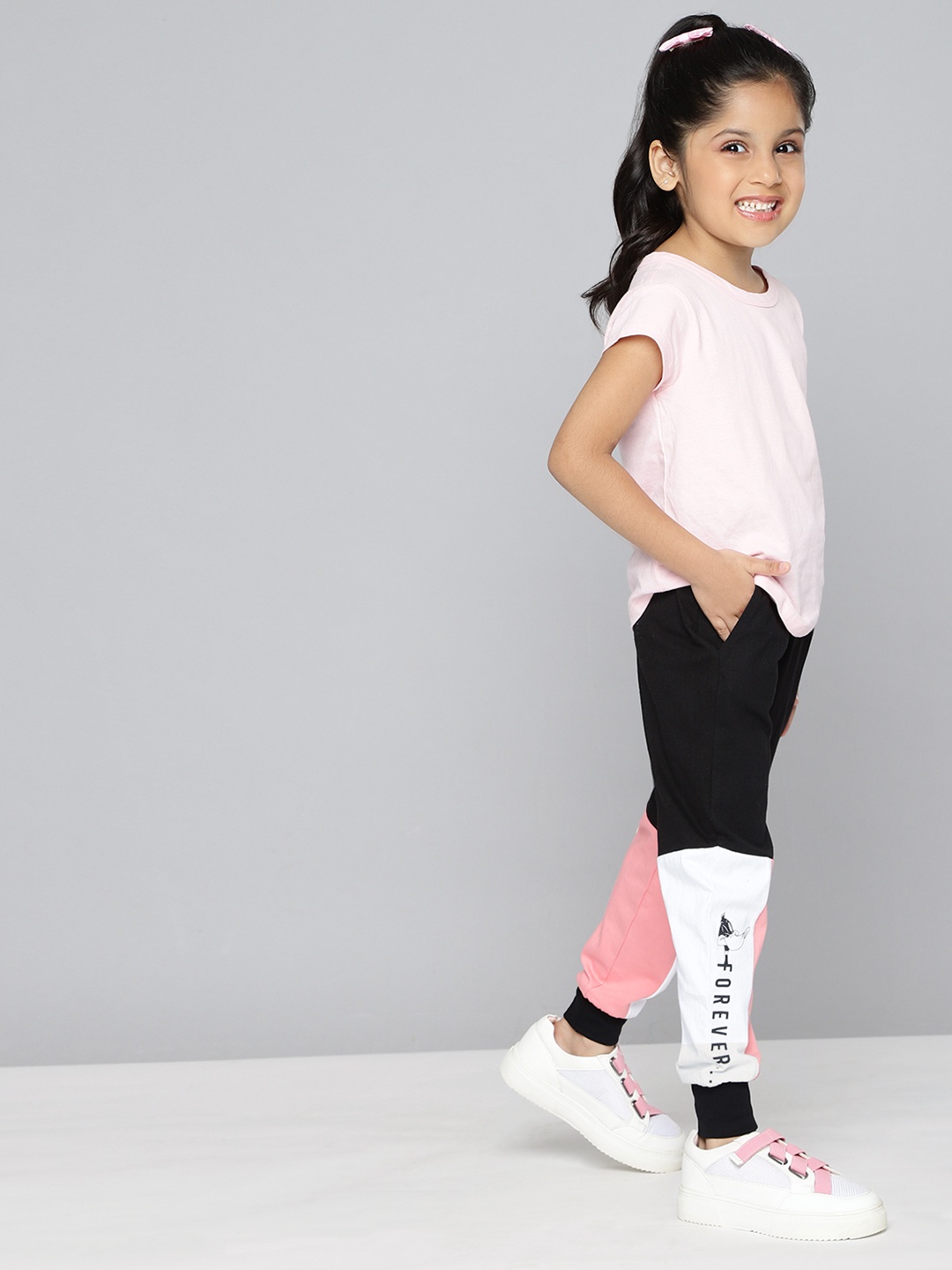 

YK Warner Bros Girls Black & White Colourblocked Bugs Bunny Print Detail Cotton Joggers