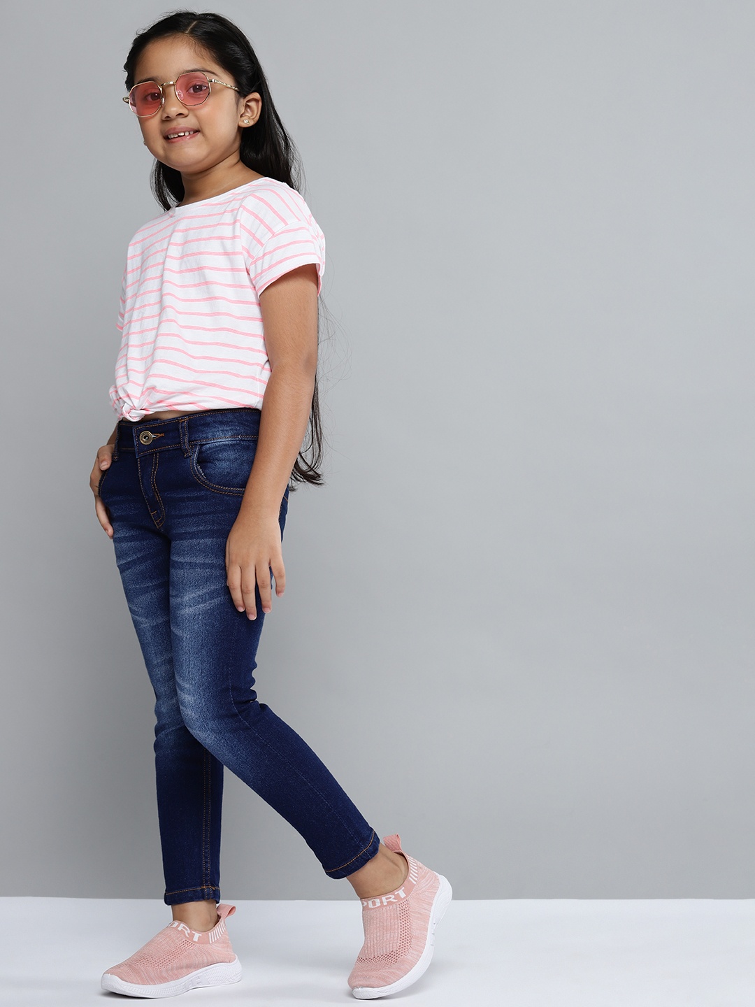 

YK Girls Blue Regular Fit Mid-Rise Heavy Fade Stretchable Jeans