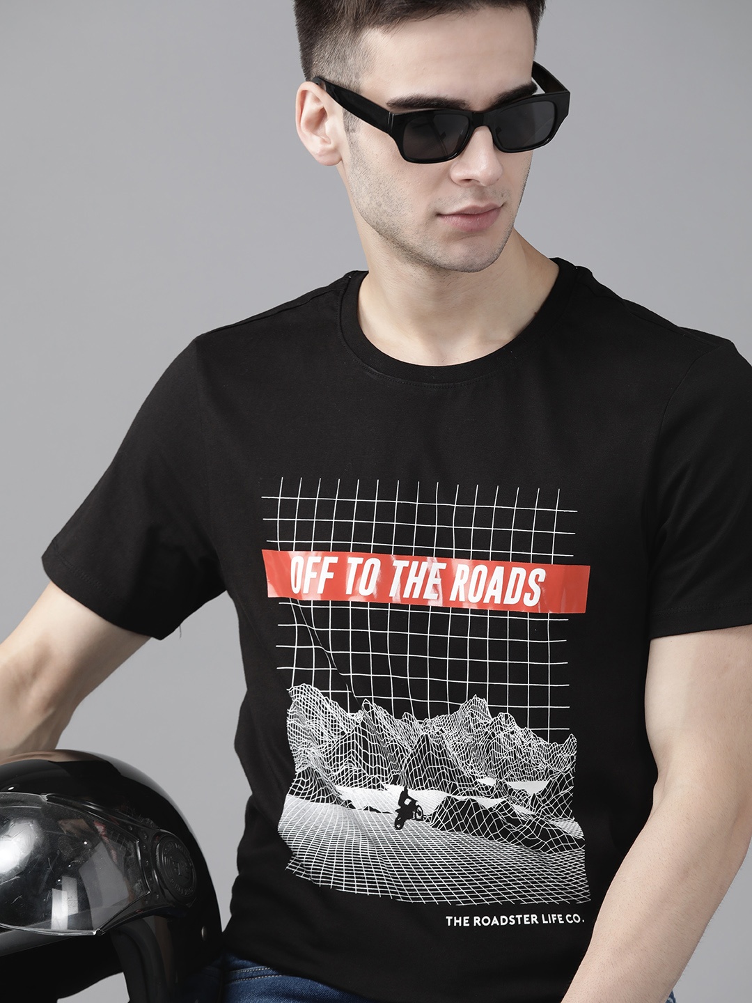

Roadster Men Black & White Graphic Print Cotton T-shirt