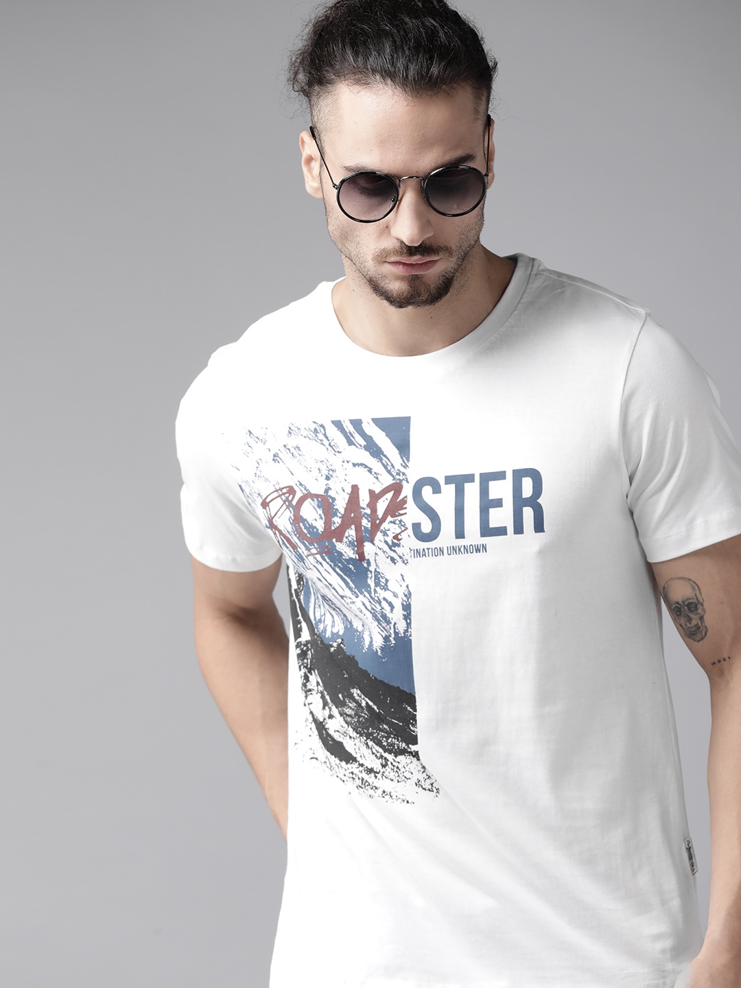 

Roadster Men White & Navy Blue Graphic Print Cotton T-shirt