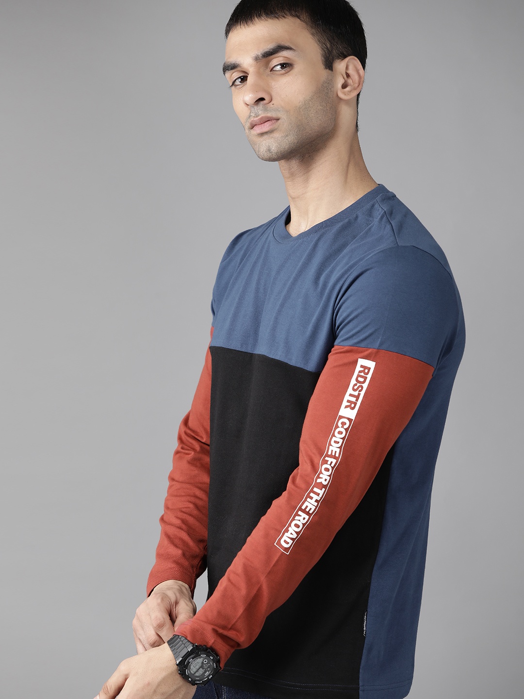 

Roadster Men Black & Blue Pure Cotton Colourblocked T-shirt