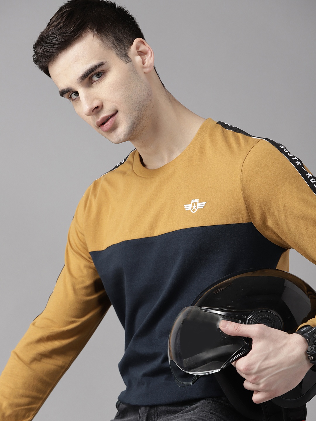 

Roadster Men Navy Blue & Mustard Yellow Colourblocked Pure Cotton T-shirt